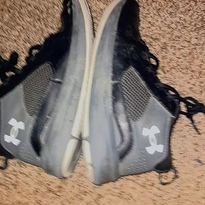 Under Armours sneaker mid tops